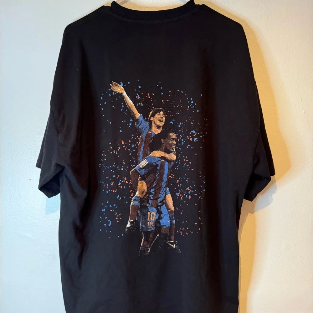 Barcelona Lionel Messi and Ronaldinho soccer Sergio Calabasas t shirt size‎ M